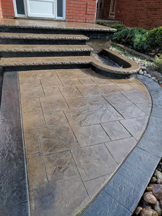 Stamped concrete entrance with curved dark edging